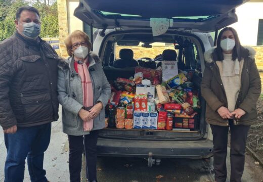 O Concello de Frades entrega a Cáritas os alimentos recollidos na campaña de Nadal